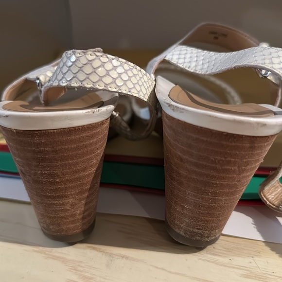 Vionic White Wedge Sandals Emmy lzrd - Picture 4 of 9